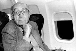 Jos Saramago, premio Nobel de Literatura, en entrevista con La Jornada, durante su viaje de la ciudad de Mxico a Guadalajara, donde participar en la Feria Internacional del Libro n Fotos: Jos Carlo Gonzlez