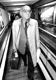 Jos Saramago, premio Nobel de Literatura, en entrevista con La Jornada, durante su viaje de la ciudad de Mxico a Guadalajara, donde participar en la Feria Internacional del Libro n Fotos: Jos Carlo Gonzlez