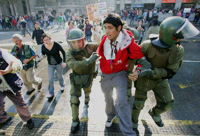 Paro educativo y refriegas en Chile