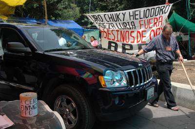 Entrega la APPO camioneta de diputado