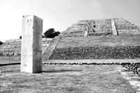 Vista parcial del sitio prehispánico de Xochicalco, Morelos, donde este fin de semana concluyen las presentaciones nocturnas de un espectáculo de luz y sonido