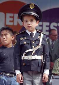 Niños y adultos disfrutaron ayer del desfile que se realizó del Angel de la Independencia al Zócalo, donde lo mismo se pudo observar a ''servidores públicos'' infantiles celosos de su deber, que hadas multicolores y globos voladores