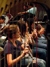 Atrilistas de esa orquesta frente a la batuta del joven director francés, de 28 años, en la misma sesión previa al concierto que ofrecieron en el contexto del Festival San Luis