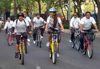 La puertorriqueña Zuleyka Rivera, Miss Universo 2006, acompañó en bicicleta a la titular de la Secretaría de Turismo del Distrito Federal, Alejandra Barrales (izquierda), en su recorrido por diversas calles y avenidas de la ciudad para alentar el uso de ese transporte