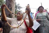 Integrantes de Provida rezaron frente al hospital de Balbuena, donde su dirigente, Jorge Serrano Limón, solicitó al director del nosocomio le entregue los ''cadáveres de los bebés'' para darles ''cristiana sepultura''