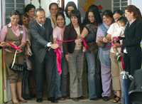 Felipe Calderón inauguró ayer la estancia infantil número mil 500 de su gobierno, en la colonia Popotla. Lo acompañan su esposa, Margarita Zavala; la delegada de Miguel Hidalgo, Gabriela Cuevas, y otras madres de familia