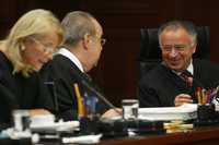 Los ministros Olga Sánchez Cordero, Sergio Valls y Mariano Azuela, durante la sesión de ayer del pleno de la Suprema Corte de Justicia de la Nación, que tendrá que resolver en torno a la constitucionalidad de la llamada ley Televisa