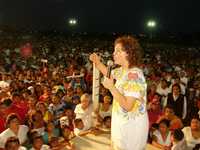 El candidato panista, Xavier Abreu Sierra, y la priísta Ivonne Ortega Pacheco, en sus respectivos cierres regionales de campaña en la ciudad de Valladolid, Yucatán