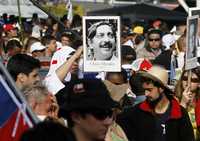 Un grupo de católicos que asistieron a la misa masiva en la Basílica de Aparecida portan el retrato del ecologista brasileño Chico Mendes, asesinado en 1988 debido a su activa defensa de la selva amazónica