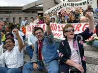 Ayer, cientos de empleados presentaron en el Palacio de Justicia Federal amparos contra las modificaciones a la Ley del Instituto de Seguridad y Servicios Sociales de los Trabajadores del Estado