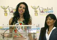 Nuestra Belleza México, Rosa María Ojeda, acompañó ayer a la titular de la Secretaría de Turismo del Distrito Federal, Alejandra Barrales, para anunciar el desfile de trajes típicos en la glorieta del Angel de la Independencia