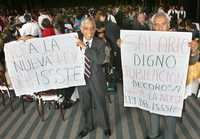 Protesta durante la ceremonia de entrega de reconocimientos a profesores encabezada por Fernando González Sánchez, subsecretario de Educación Básica y yerno de Elba Esther Gordillo