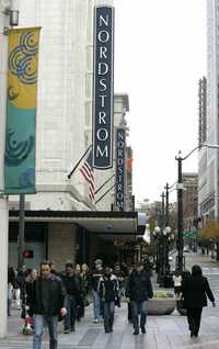 Tienda Nordstrom en una céntrica calle de Seattle. Se espera que la compañía dé a conocer sus ganancias trimestrales en breve