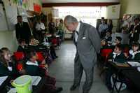 El premio Nobel de Química, Mario Molina, en su visita a la primaria Magisterio Digno del estado de Hidalgo, donde se inauguró un laboratorio que lleva su nombre