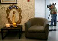 Trabajadores de Radio Caracas Televisión colocaron veladoras ante una imagen de la virgen María, en el edificio de la televisora cuya concesión concluye el domingo a la medianoche