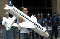 Sobrecargos realizaron un mitin frente a la torre de Mexicana de Aviación para exigir respeto a su contrato colectivo de trabajo