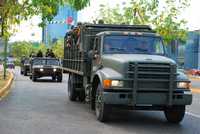 Los partidos políticos han presentado en la mesa para la reforma del Estado propuestas que, afirman, permitirían retirar al Ejército de la lucha contre el crimen organizado. En la imagen, patrullaje militar en Villahermosa, Tabasco, donde ha aumentado la violencia