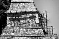 Trabajos de mantenimiento en el Templo de las Inscripciones, en la zona arqueológica de Palenque. Imagen de archivo