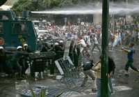 Policías contienen a manifestantes que protestaron ayer afuera de la Comisión Nacional de Telecomunicaciones por la negativa del presidente Hugo Chávez a renovar la concesión a Radio Caracas Televisión