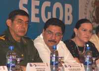 El contralmirante Bruno Ismael Vara, comandante de la décima Zona Naval Militar; Ulises Ruiz Ortiz, gobernador de Oaxaca y Laura Gurza Jaidar, coordinadora de Protección Civil de Gobernación, en reunión ayer en Bahías de Huatulco, Oaxaca