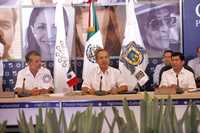 El presidente Felipe Calderón asistió ayer a la 32 Conferencia Nacional de Gobernadores, realizada en Puerto Vallarta, donde afirmó que debe fortalecerse el pacto federal y cerrar filas contra el crimen organizado. Los mandatarios locales, por su parte, emitieron un voto de confianza a las fuerzas armadas y exhortaron al Congreso de la Unión a aprobar la reforma al sistema judicial que presentó el Ejecutivo