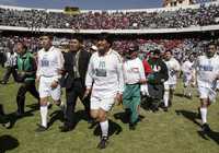 El mandatario boliviano Evo Morales (centro) recorre la cancha del estadio Hernando Siles, el de mayor altitud a nivel mundial, con 3 mil 640 metros sobre el nivel del mar