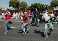 Durante las movilizaciones contra la Ley del ISSSTE, estudiantes y trabajadores del IPN arrojaron huevos contra el inmueble del PRI