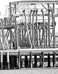 Tuberías que salen del mar en la terminal petrolera de ExxonMobil, en el puerto de Los Angeles, en Estados Unidos