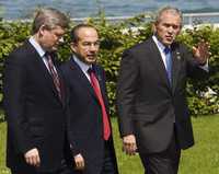 El primer ministro canadiense, Stephen Harper; el presidente Felipe Calderón, y el mandatario estadunidense, George W. Bush, en Heiligendamm, Alemania, en el contexto de la cumbre del Grupo de los Ocho, que terminó ayer y a la que fueron invitados México y otros cuatro países "emergentes"