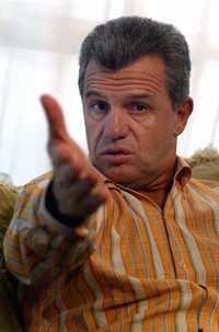El técnico mexicano Javier Aguirre es apoyado por sus pupilos