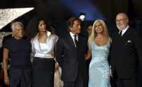 Giorgio Armani, la modelo Afef, Valentino, Donatella Versace y Gianfranco Ferré, durante una pasarela en Roma, en 2005