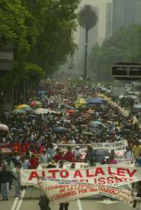 Participantes en la megamarcha contra la Ley del ISSSTE