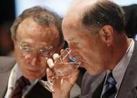 Los gobernadores de los bancos centrales de México, Guillermo Ortiz, y Canadá, David Dodge, durante su participación en el foro de Montreal