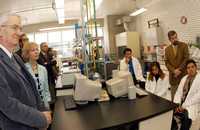 Manuel Peimbert, Olga Hansberg, Rolando Cordera, estudiantes y el rector Juan Ramón de la Fuente, al inaugurar la Unidad de Investigación Multidisciplinaria de la UNAM en la FES Zaragoza