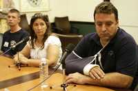 Guillermo Maher, Reggie Cervantes y John Graham, quienes enfermaron trabajando después del 11 de septiembre de 2001 en las ruinas de las destruidas Torres Gemelas del World Trade Center, hablan con los reporteros en Nueva York sobre el viaje que hicieron a Cuba, acompañados por Michael Moore, en busca del tratamiento médico negado en Estados Unidos, situación que será destacada en la película Sicko del cineasta estadunidense