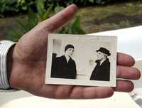 Reproducción de la imagen en la que aparece Georgia O'Keefe con su esposo Alfred Stieglitz, que forma parte de la colección fotográfica de Frida Kahlo descubierta en la Casa Azul. Al respecto, la artista estadunidense mantuvo una relación con la pintora mexicana