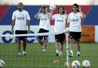 Sebastián Verón, Gabriel Milito, Lionel Messi y Roberto Ayala, durante la práctica previa a su debut