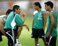 Los tricolores Ramón Morales (izquierda) y Nery Castillo conversan durante la concentración en Puerto La Cruz