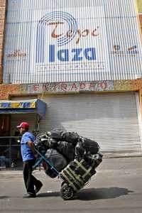 Fachada de Tepiplaza, uno de los dos espacios comerciales expropiados por el Gobierno del Distrito Federal el viernes pasado por ser espacios para la venta de mercancía presuntamente ilegal