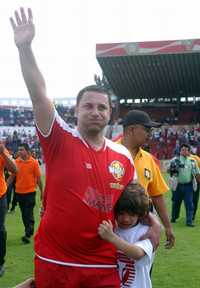 Antonio Mohamed, ahora técnico del Huracán, estuvo acompañado de su familia; en la imagen, con uno de sus hijos