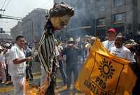 Manifestantes queman una imagen de Elba Esther Gordillo durante la marcha de este domingo para recordar el 2 de julio