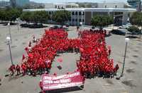 Integrantes de la marea roja del PRI protestaron ayer por la revocación de la candidatura de Jorge Hank Rhon al gobierno de Baja California e iniciaron una campaña de resistencia civil, en espera de que el TEPJF permita competir al edil de Tijuana con licencia