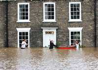 México no está exento de los procesos globales de degradación ambiental; no podemos sustraernos de fenómenos como el cambio climático, señaló Ernesto Enkerlin, director de la Comisión Nacional de Areas Naturales Protegidas. En la imagen, inundación en Yorkshire, Gran Bretaña, azotado por lluvias torrenciales la semana pasada