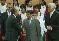 Felipe Calderón entregó reconocimientos a ganadores en la Olimpiada Nacional 2007, en el monumento a Francisco I. Madero de la residencia oficial de los Pinos; en la foto, el dirigente deportivo Felipe Tibio Muñoz y los gobernadores Mario Marín, de Puebla, y Marcelo de los Santos, de San Luis Potosí