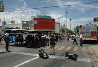 Bloqueo a un crucero de la ciudad de Oaxaca, ayer por integrantes de la sección 59 del SNTE y padres de familia