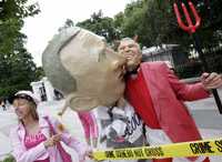 Medea Benjamin, cofundadora del activista grupo Código Rosa, al participar ayer en una protesta frente a la Casa Blanca por el indulto presidencial a los 30 meses de prisión que debía cumplir Lewis Scooter Libby