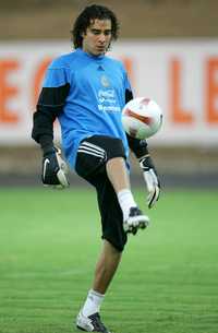 A Tena le alegra que el portero Guillermo Ochoa no se vaya de México