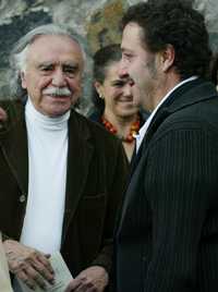 Carlos y Emilio Payán durante el homenaje en el Centro Comunitario Culhuacán, espacio que la maestra recuperó para los vecinos