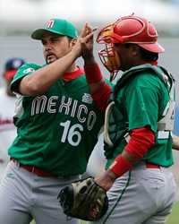 El trabajo del pitcher Jorge Campillo nulificó el juego del equipo de Panamá; en la imagen, festeja con el catcher Gerónimo Gil Reyes