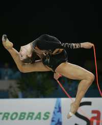 La capacitación femenil, aunada a sus características camaleónicas y a su tolerencia se reflejan en progresos, dice el doctor González Núñez. En la imagen, la mexicana Cynthia Valdez en su prueba de gimnasia rítimica